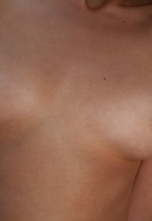 Юная красотка раздевается и трахает пальцами свою бритую щель на пляже картинка 15