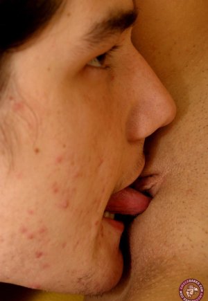 Молодая блондинка Викки и ее парень расширяют свои знания о сексуальных позах Фото 3