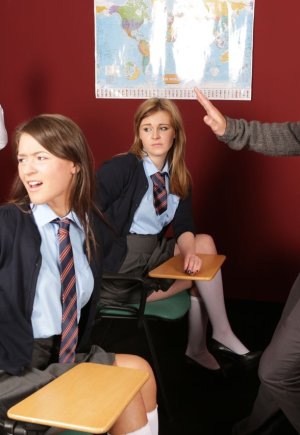 Британские студентки Надя Элайна и Саванна Сикрет делают минет над ними Фото 5